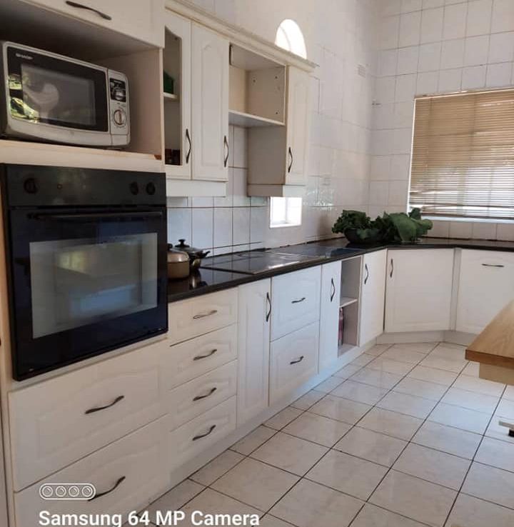 In BORROWDALE Crowhill road house to rent ShonaHome